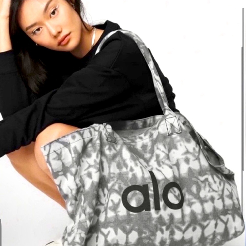 NEW WITH TAGS FAMOUS ALO YOGA ICONIC CANVAS SHOPPER TOTE BAG
